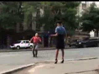 relever les jupes en public