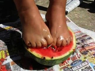 feet crush