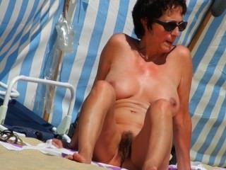 chatte poilue sur la plage